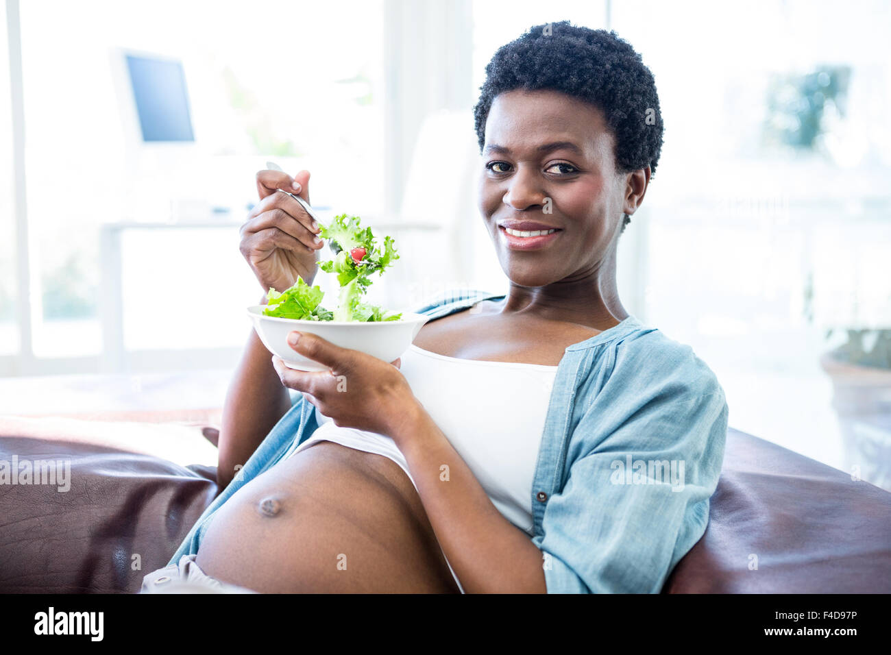 Schwangere genießen einen gesunden Salat Stockfoto