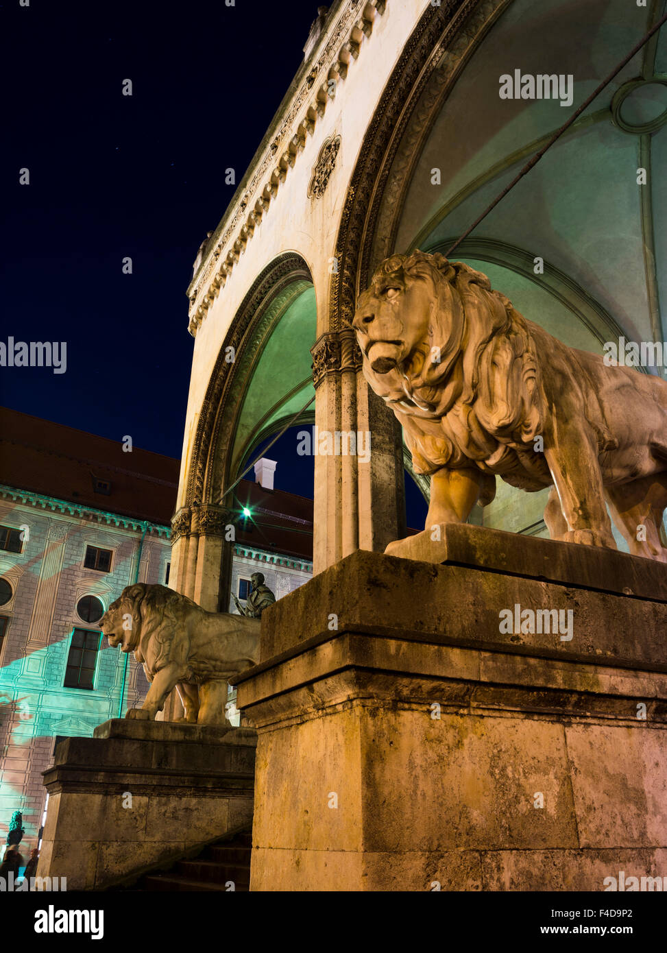 Die Löwen von der Feldherrnhalle in München während der Nacht. (Großformatige Größen erhältlich) Stockfoto