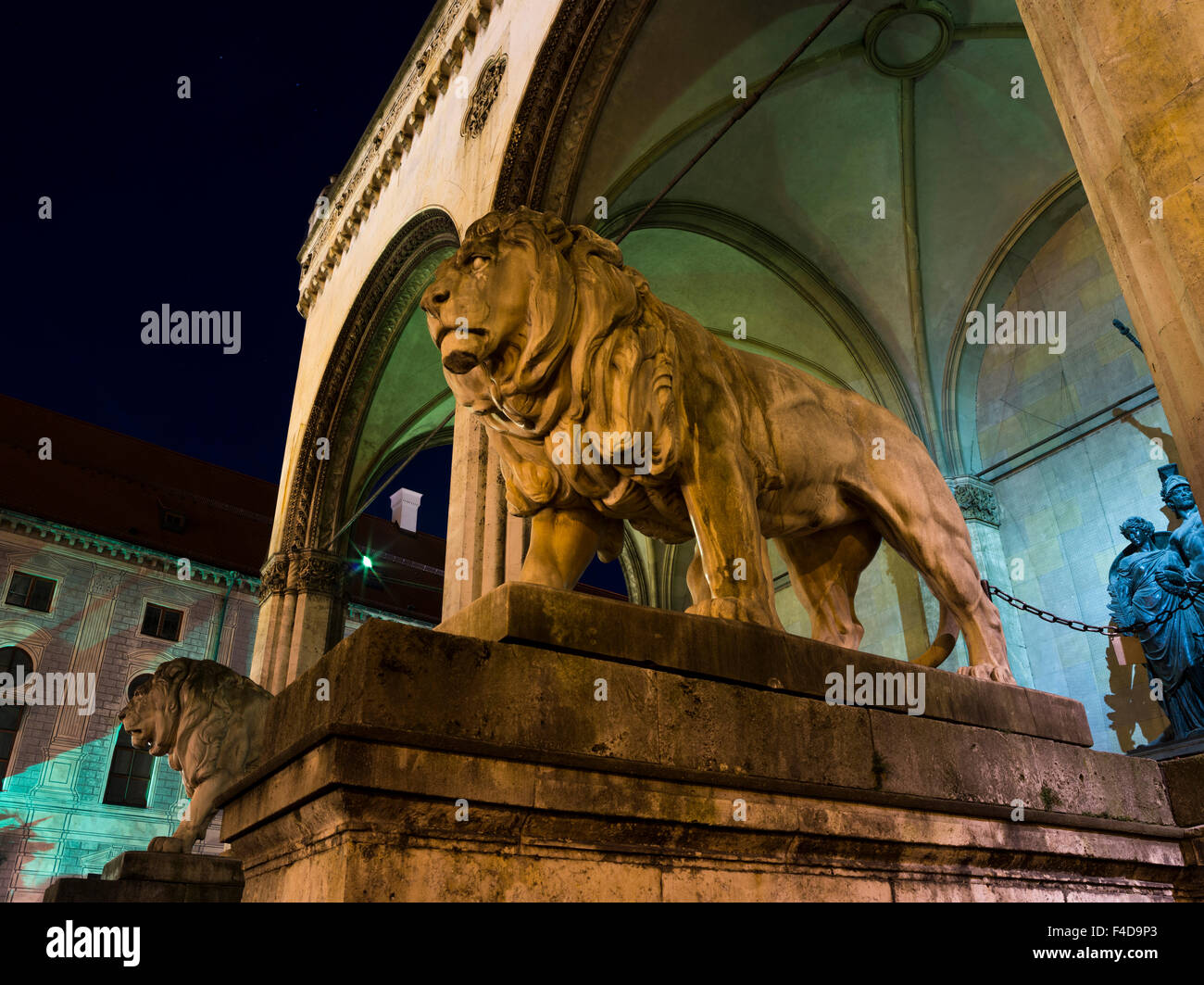 Die Löwen von der Feldherrnhalle in München während der Nacht, Bayern, Deutschland. (Großformatige Größen erhältlich) Stockfoto