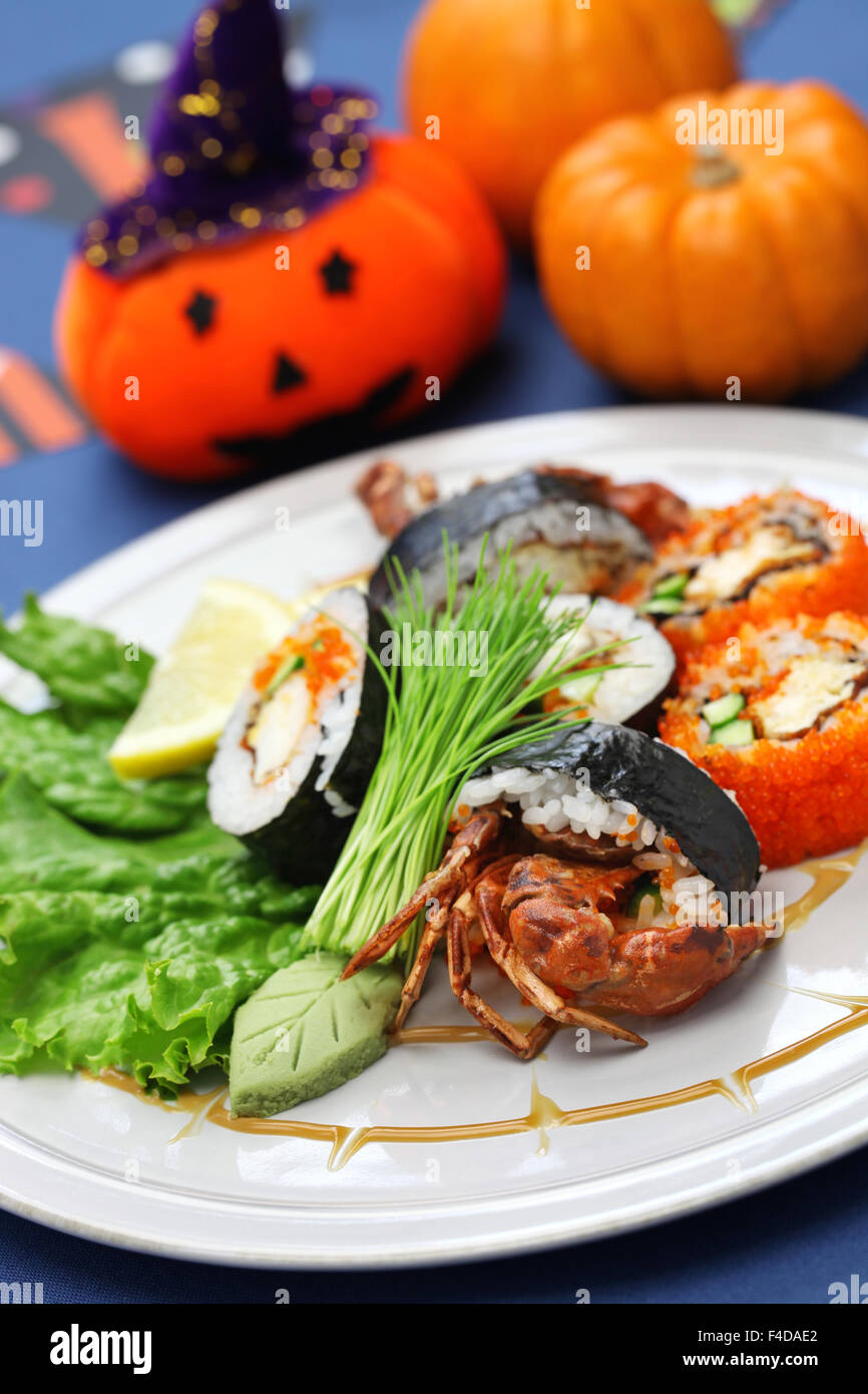 Spinne Roll, Maki Sushi gemacht von soft-Shell Crab Tempura und Sushi-Reis, Halloween Party Abendessen Stockfoto