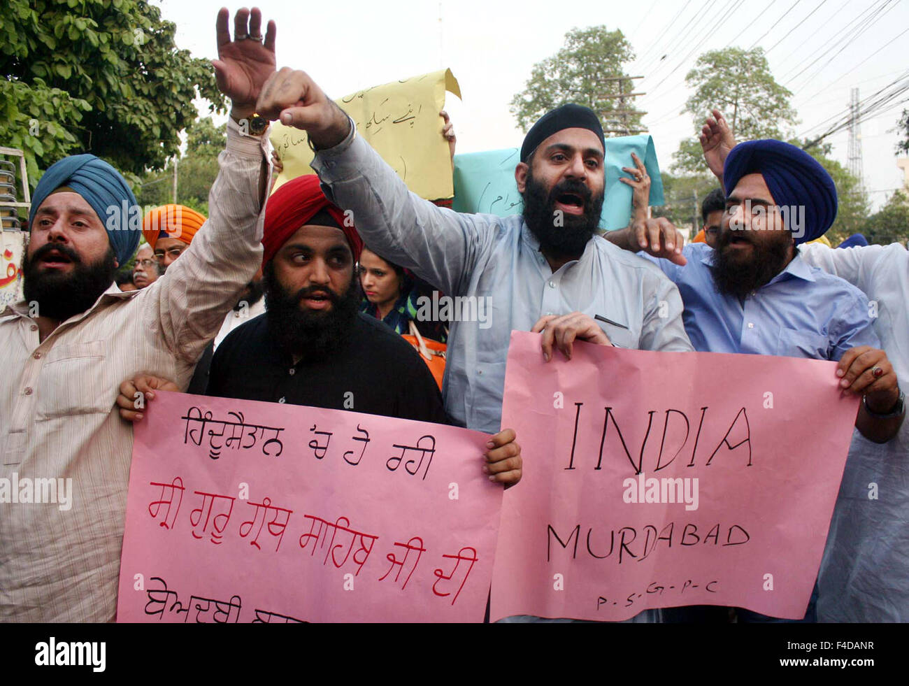 Mitglieder der pakistanischen Sikh Gemeinschaft chant Parolen gegen die indische Regierung bei Protestkundgebung in Lahore Club auf Freitag, 16. Oktober 2015 drücken. Stockfoto