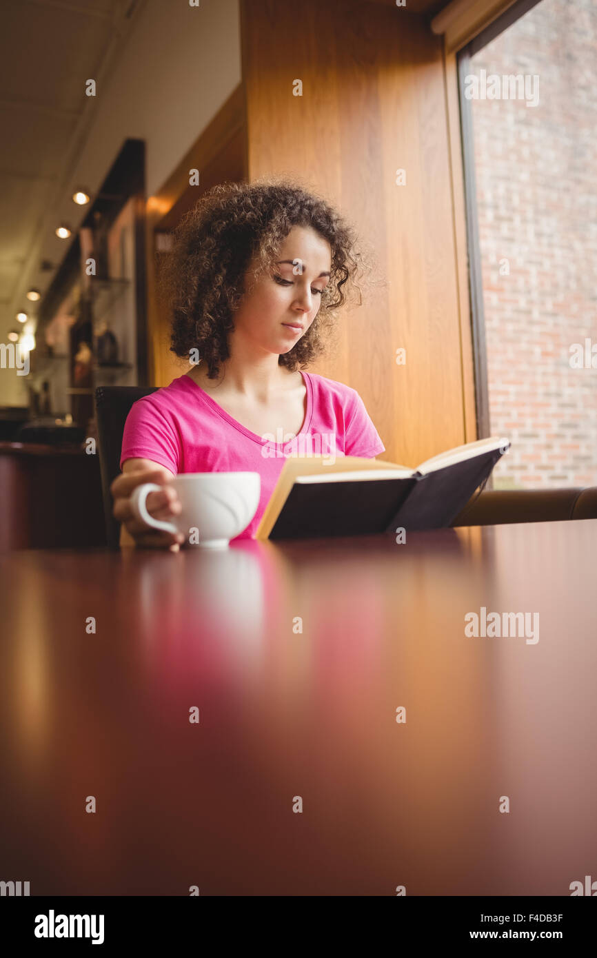 Hübsche Studentin im Café lesen Stockfoto