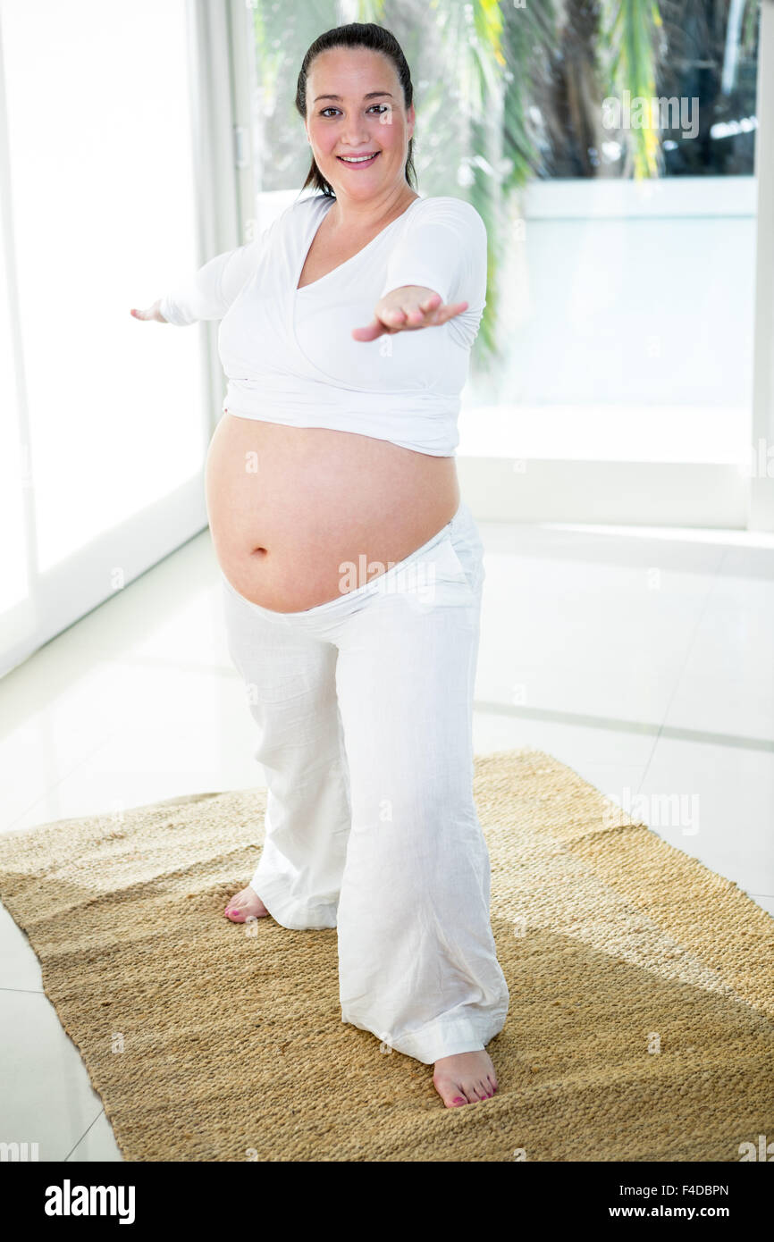 Schwangere Frau tun, etwas Übung Stockfoto