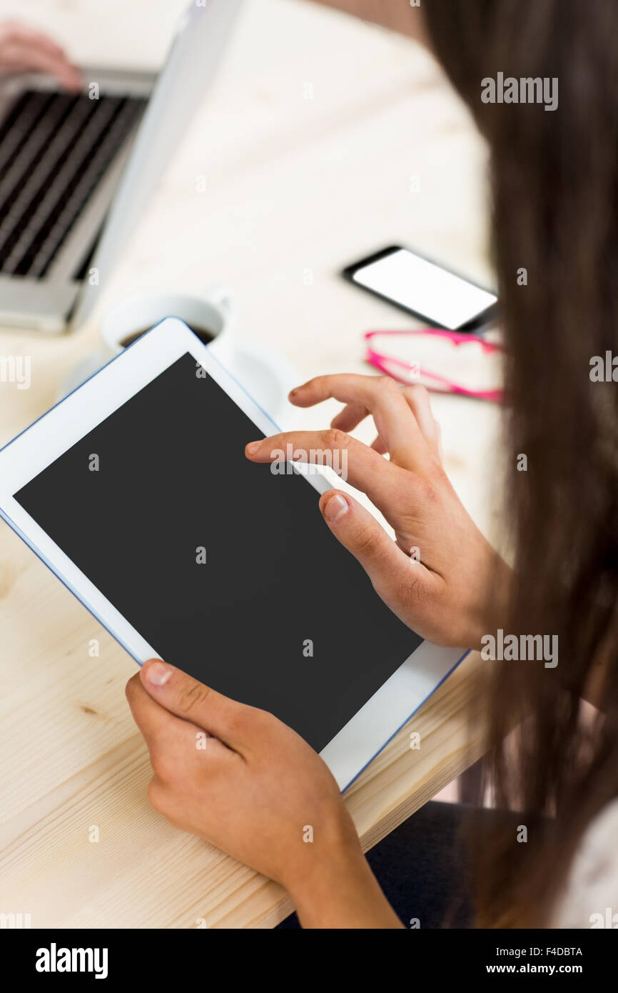 Student mit Tablet arbeiten im Auftrag Stockfoto