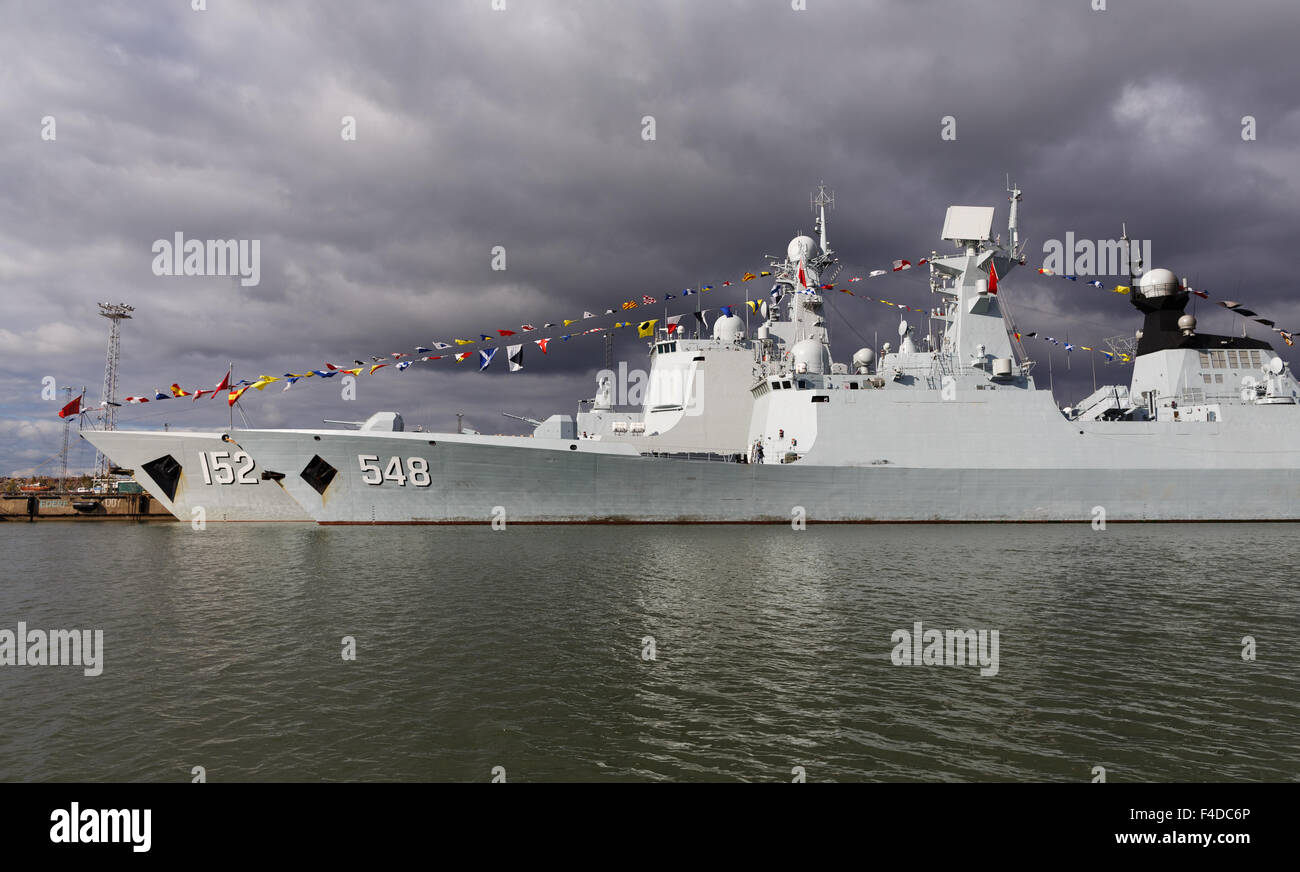 Fregatte FFG Yiyang und Zerstörer DDG Jinan vertäut in Helsinki auf der ersten chinesischen Marine Besuch in Finnland in der Geschichte. Stockfoto