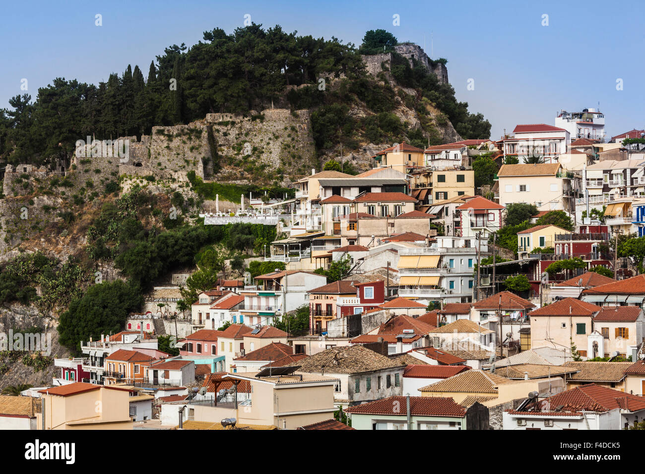 Griechenland, Parga, Epirus, erhöhten Blick auf Stadt und venezianische Burg, morgen Stockfoto