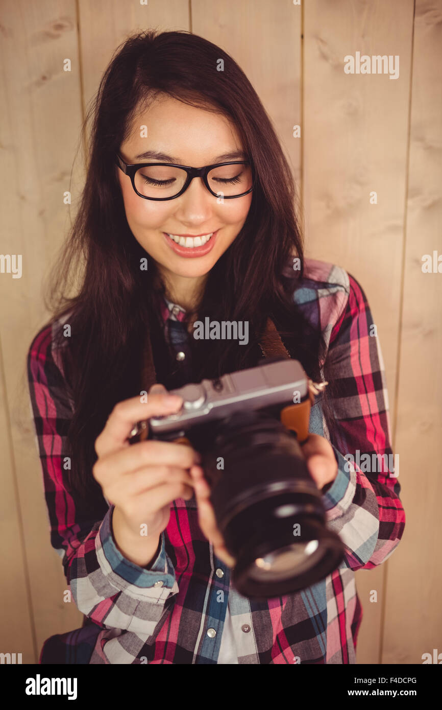 Wunderschöne lächelnde Hipster-Blick auf ihre Kamera Stockfoto