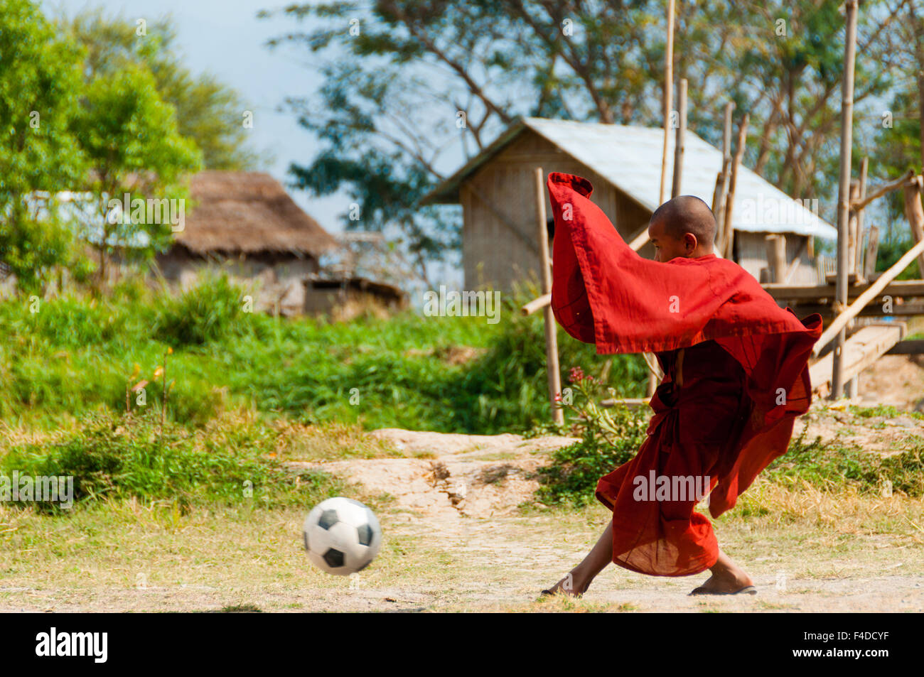Mönch im roten Gewand Fußball spielen Stockfoto