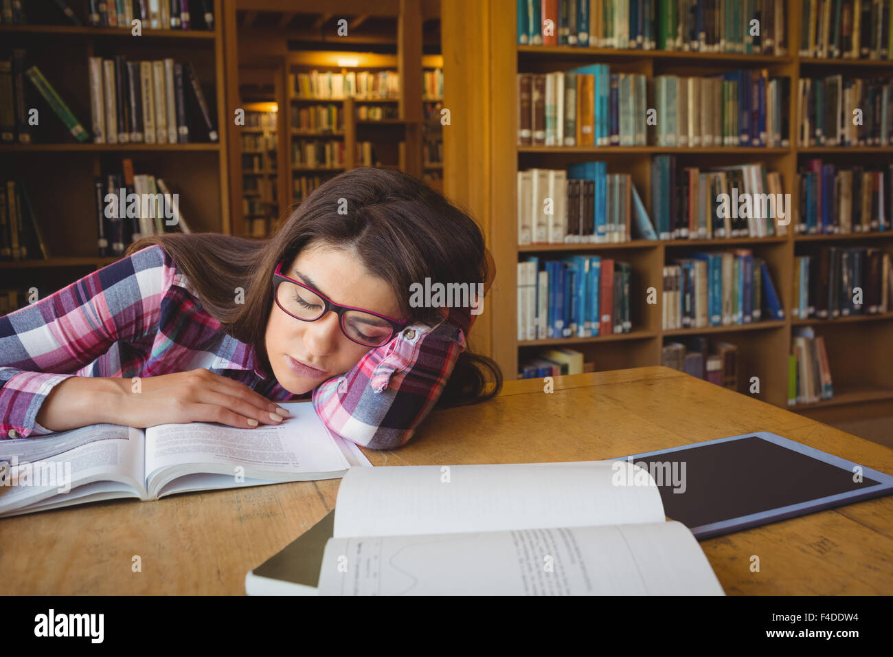 Studentin, Nickerchen am Buch in Bibliothek Stockfoto