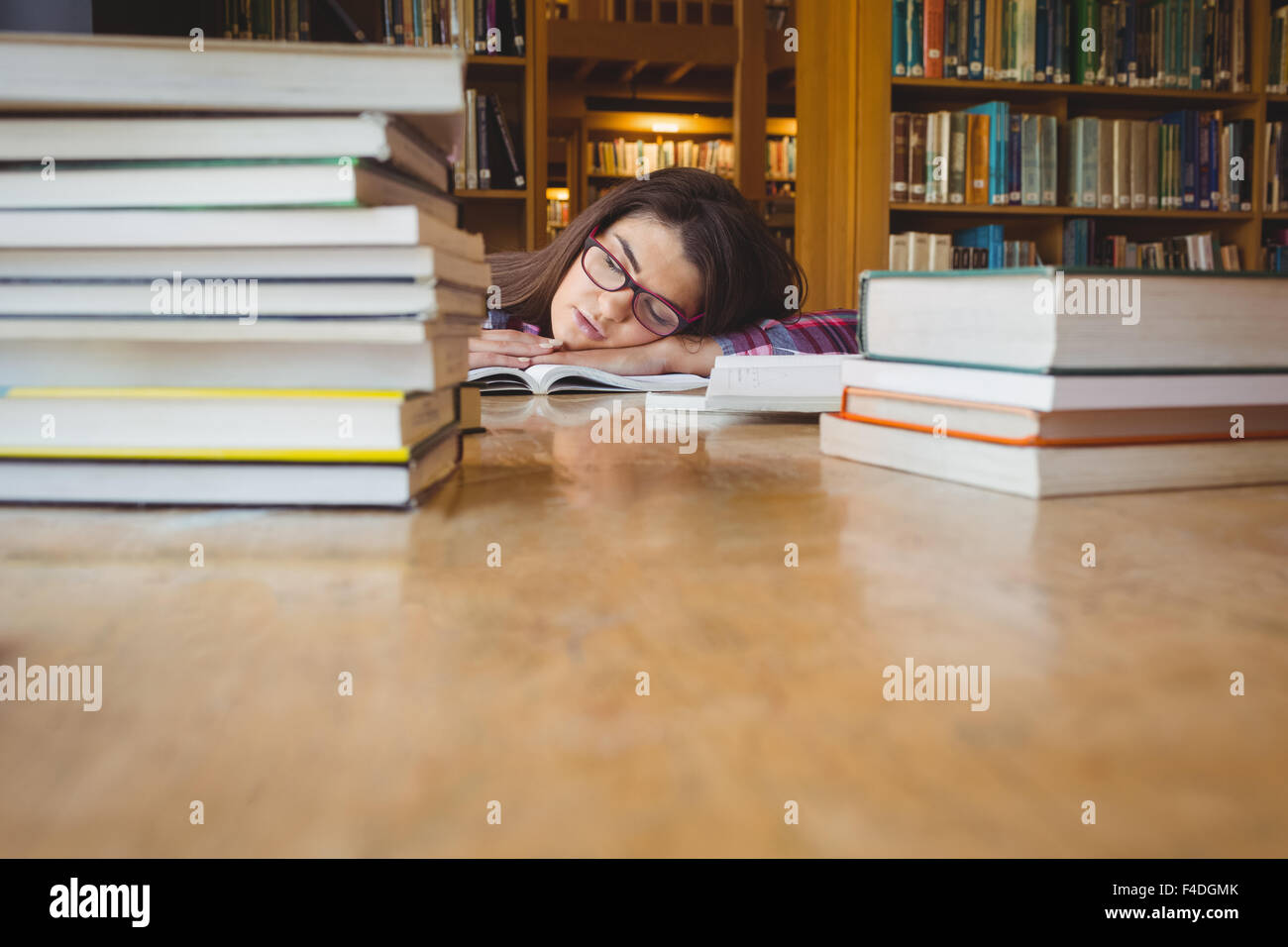 Napping müde Studentin mit Kopf auf Buch Stockfoto