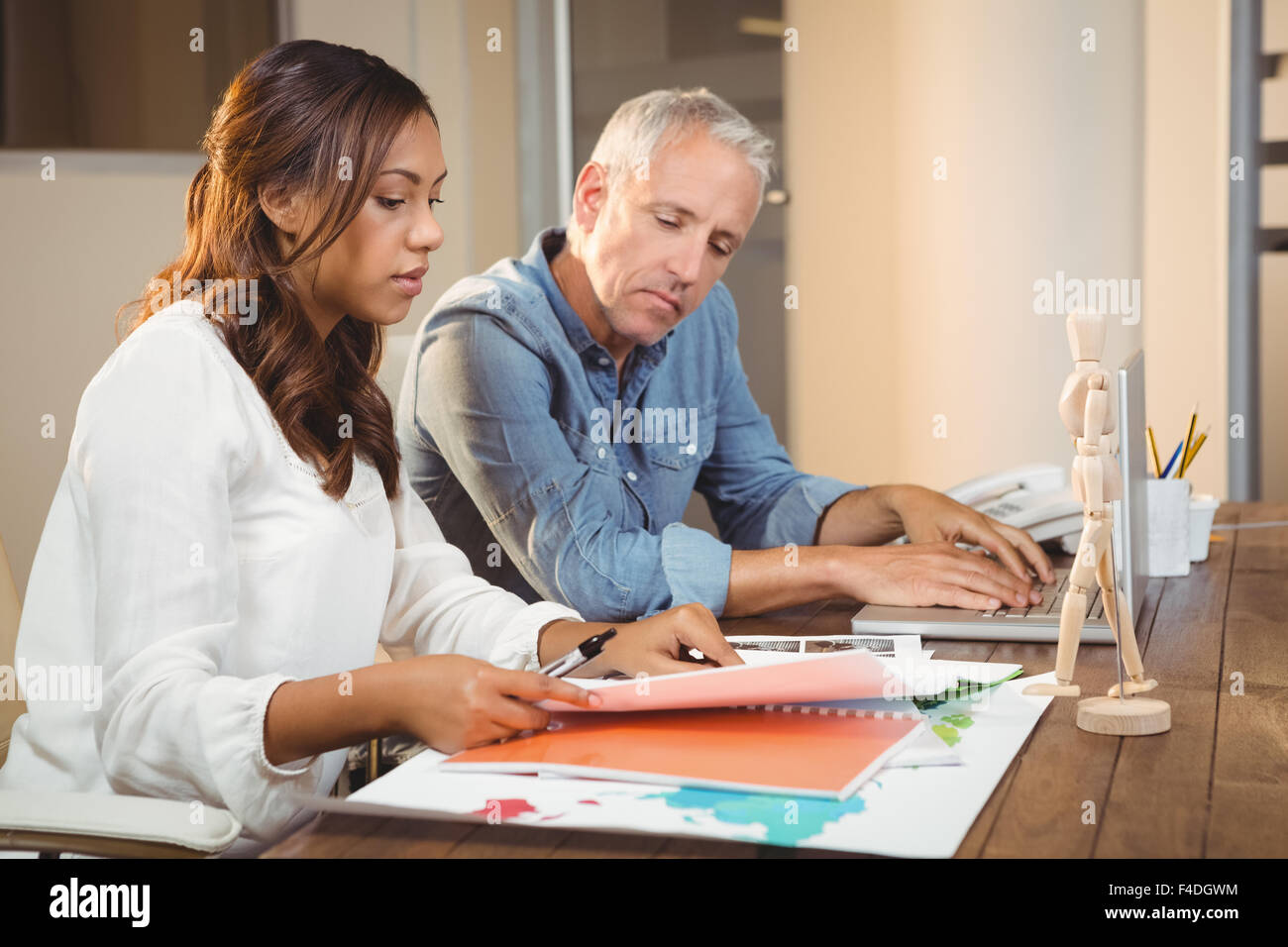 Geschäftsleute, die Bearbeitung von Dokumenten im Büro Stockfoto