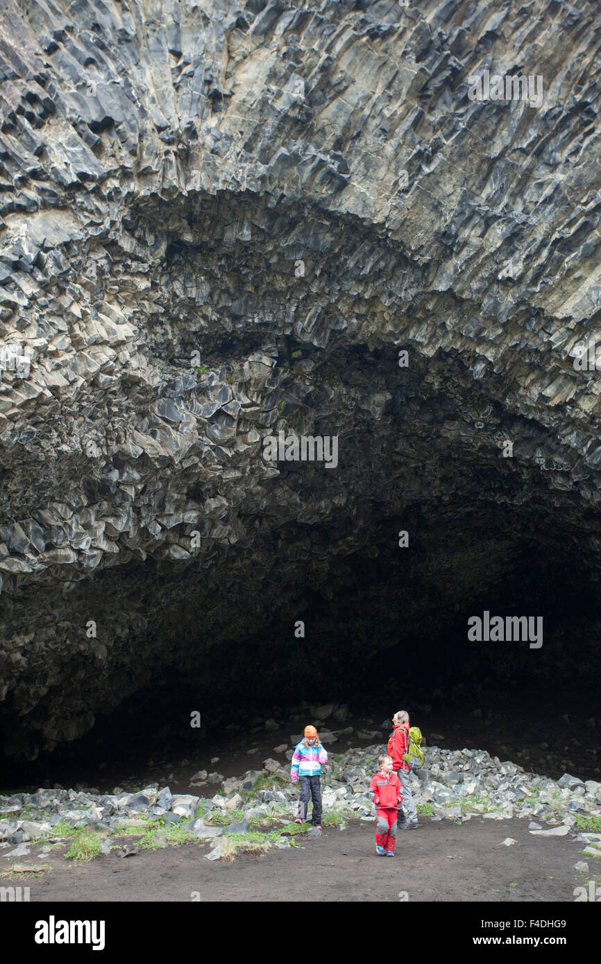 Familie unter den Basalt Höhle Kirkjan, Hljodaklettar, Jokulsargljufur, Nordhurland Eystra, Island. Stockfoto