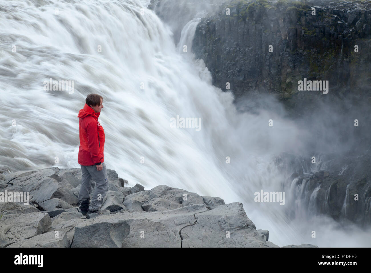 Person neben Wasserfall Dettifoss, Europas größte Volumen fallen, Jokulsargljufur, Nordhurland Eystra, Island. Stockfoto