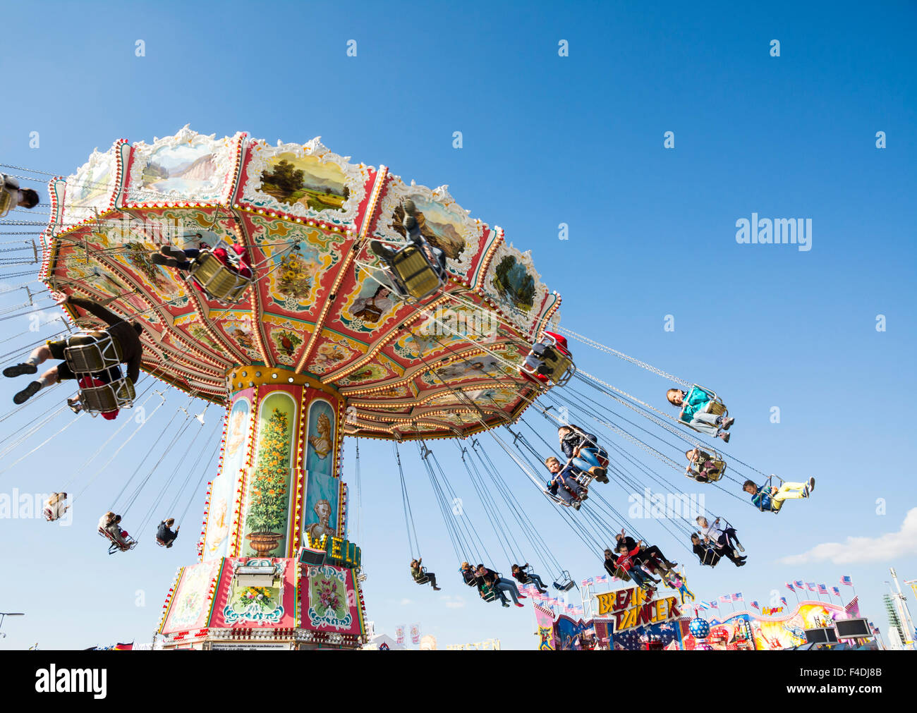 München, Deutschland - SEPTEMBER 30: Menschen in einem Kettenkarussell auf dem Oktoberfest in München, Deutschland am 30. September 2015. Der Oktober Stockfoto