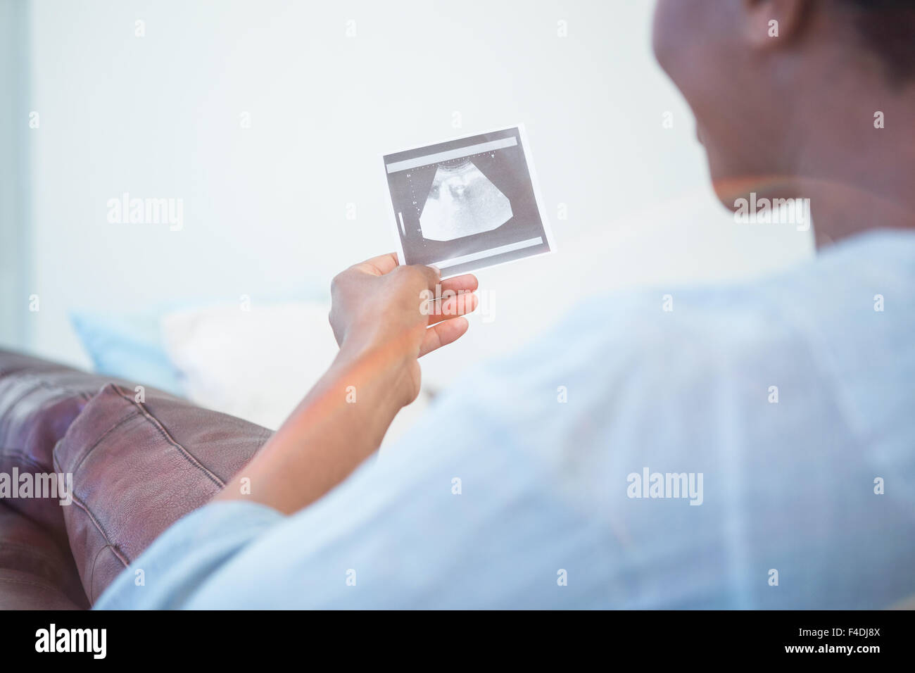 Frau mit Blick auf ein Ultraschallbild Stockfoto