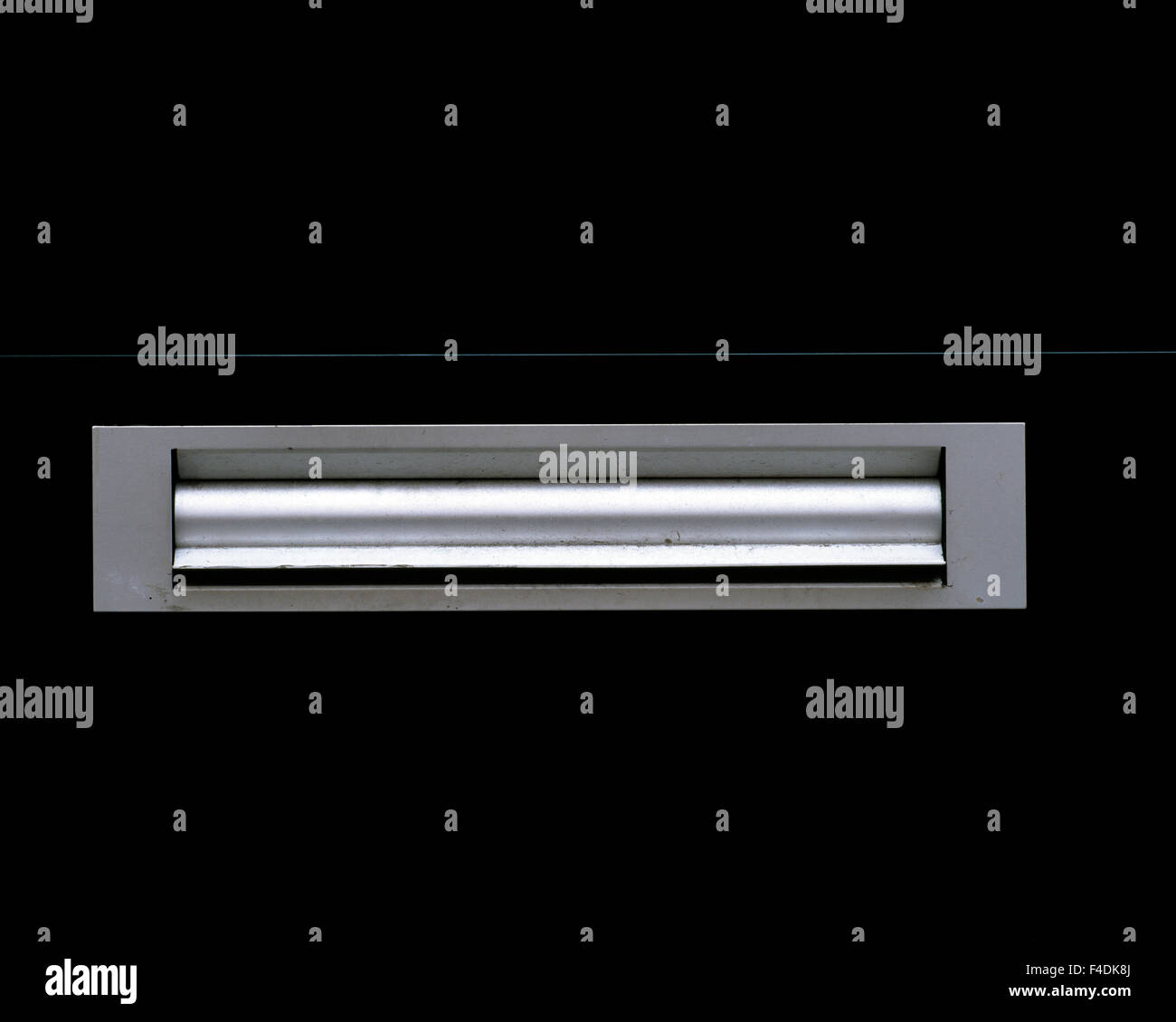 Brief-Steckplatz auf einem schwarzen Tor. Stockfoto