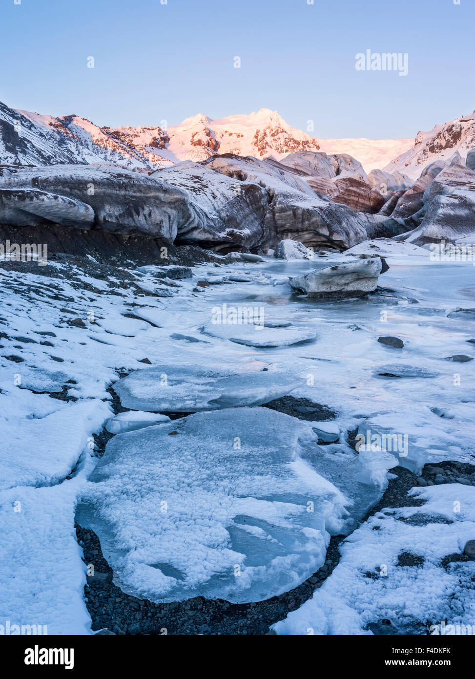 Svinafellsjoekull Gletscher Vatnajökull NP im Winter, Ansicht von Mt. Haarausfall während des Sonnenuntergangs. (Großformatige Größen erhältlich) Stockfoto