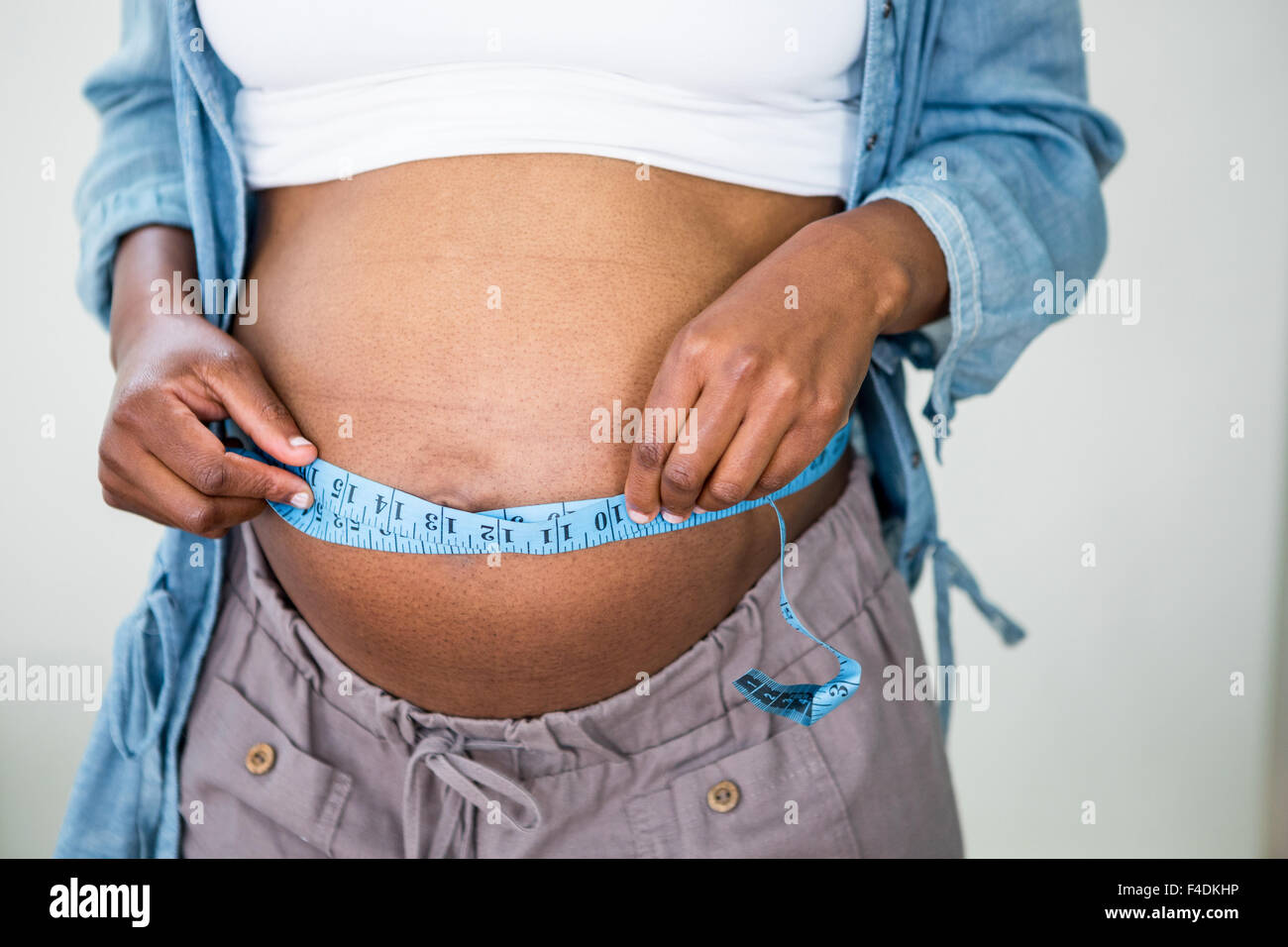 Schwangeren Bauch messen Stockfoto