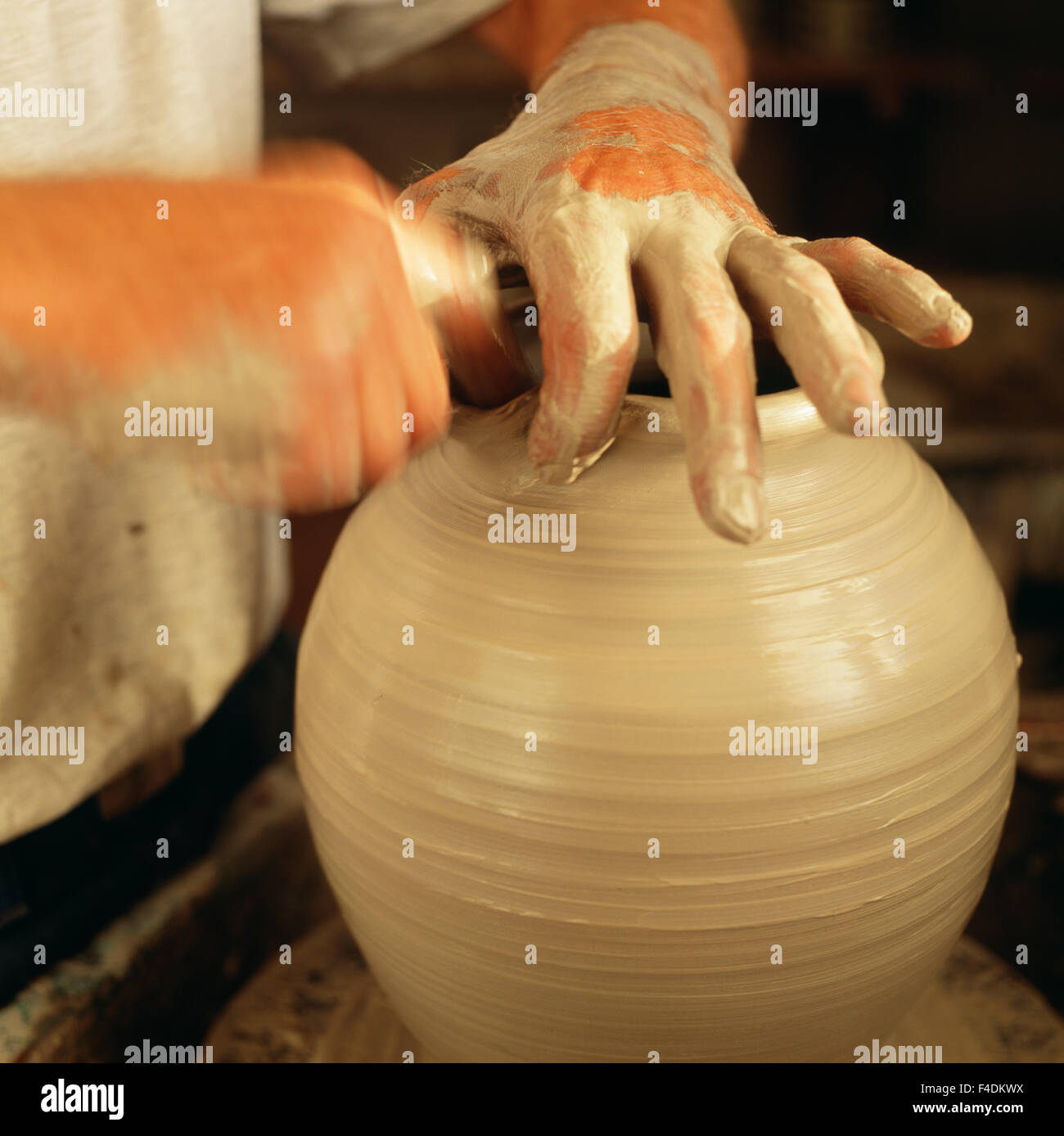 Mann, der irdenen Topf, Bewegungsunschärfe, Nahaufnahme Stockfoto