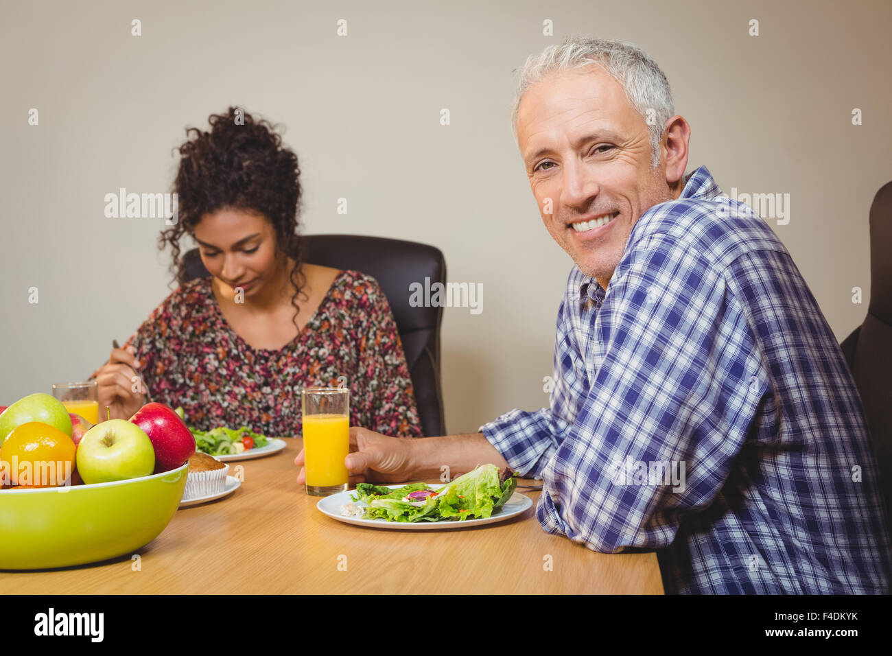 Glücklich Kaufmann mit Frühstück Stockfoto