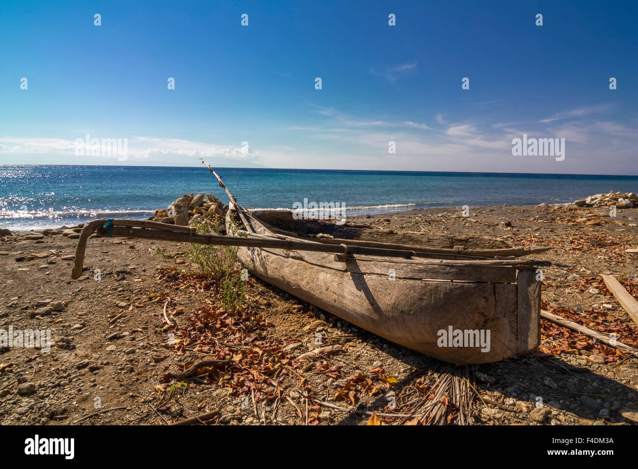 Kanu an einem tropischen Strand in Ost-Timor Stockfoto