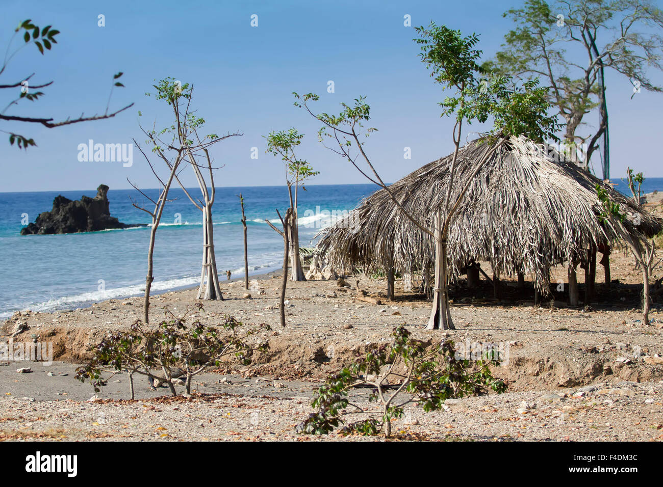 Tropischer Strand in Ost-Timor und eine leere Hütte bieten Schatten Stockfoto