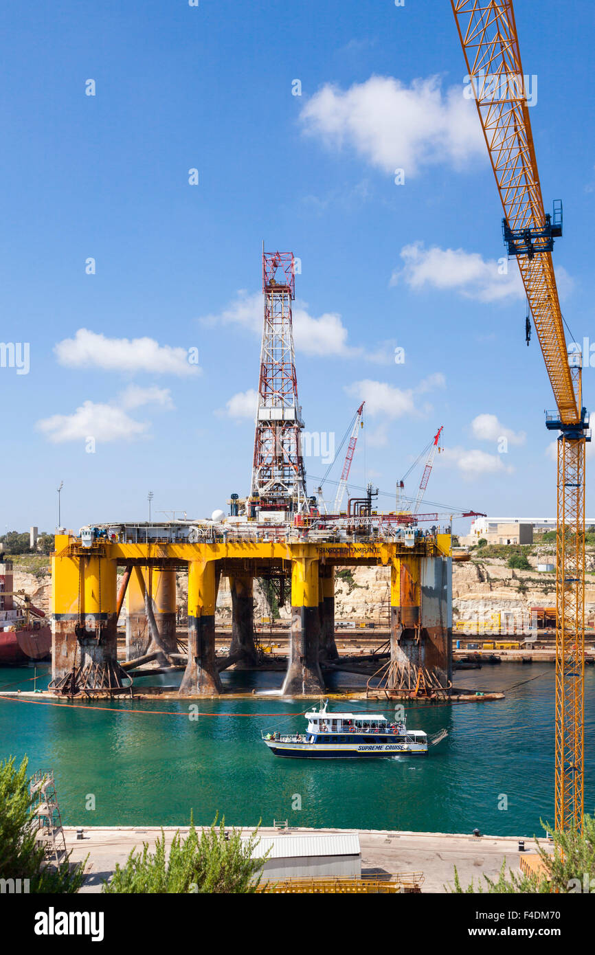 Die Werften von Malta in der Nähe der drei Städte auf dem Grand Harbour gegenüber von Valletta. Bohranlagen in Reparatur. Europa, Südeuropa, Malta. Stockfoto