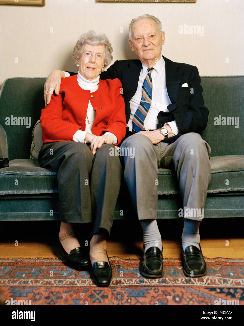 Paar in einem Sofa sitzt. Stockfoto
