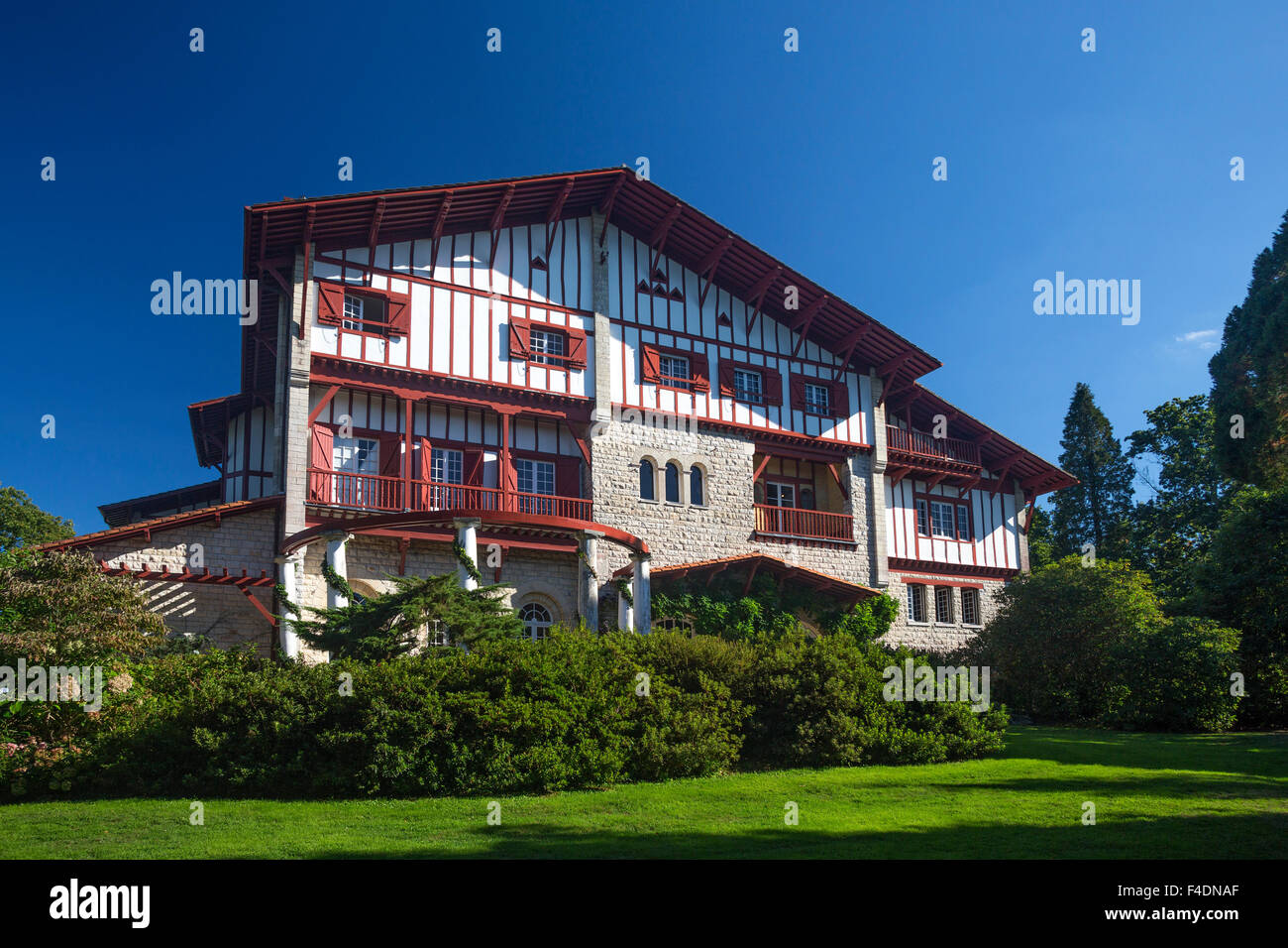 Die Rückseite der Arnaga Villa (begrünten Gartenseite) für Edmond Rostand, Cambo-Les-Bains (Frankreich) gebaut.  . Stockfoto