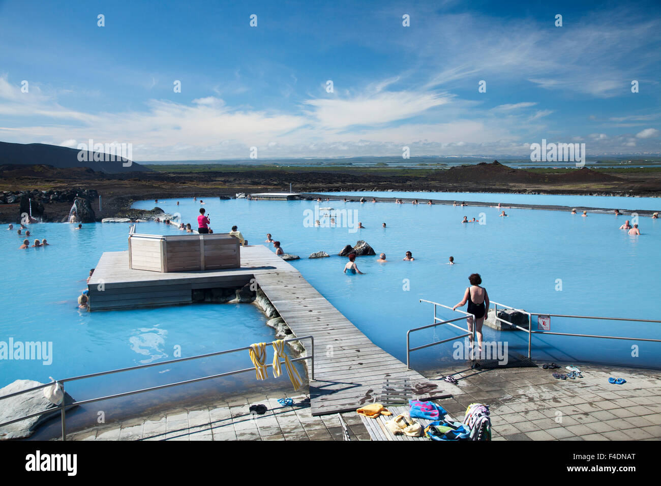 Schwimmer am Myvatn Nature Baths, Myvatn, Nordhurland Eystra, Island. Stockfoto