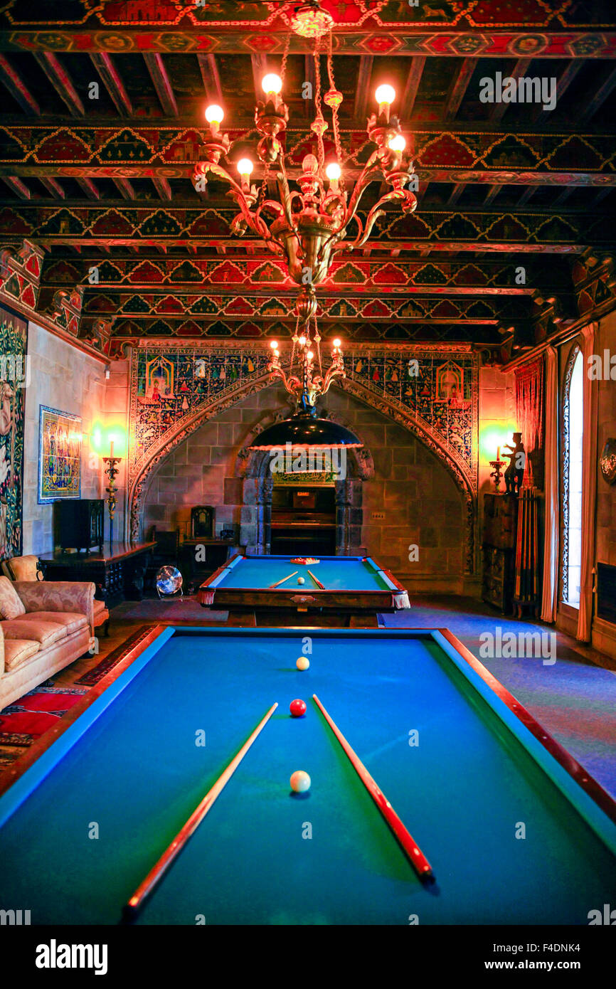 Das Spielzimmer mit Billard-Tische im Inneren des Hearst Castle in der Nähe  von San Simeon in Kalifornien Stockfotografie - Alamy