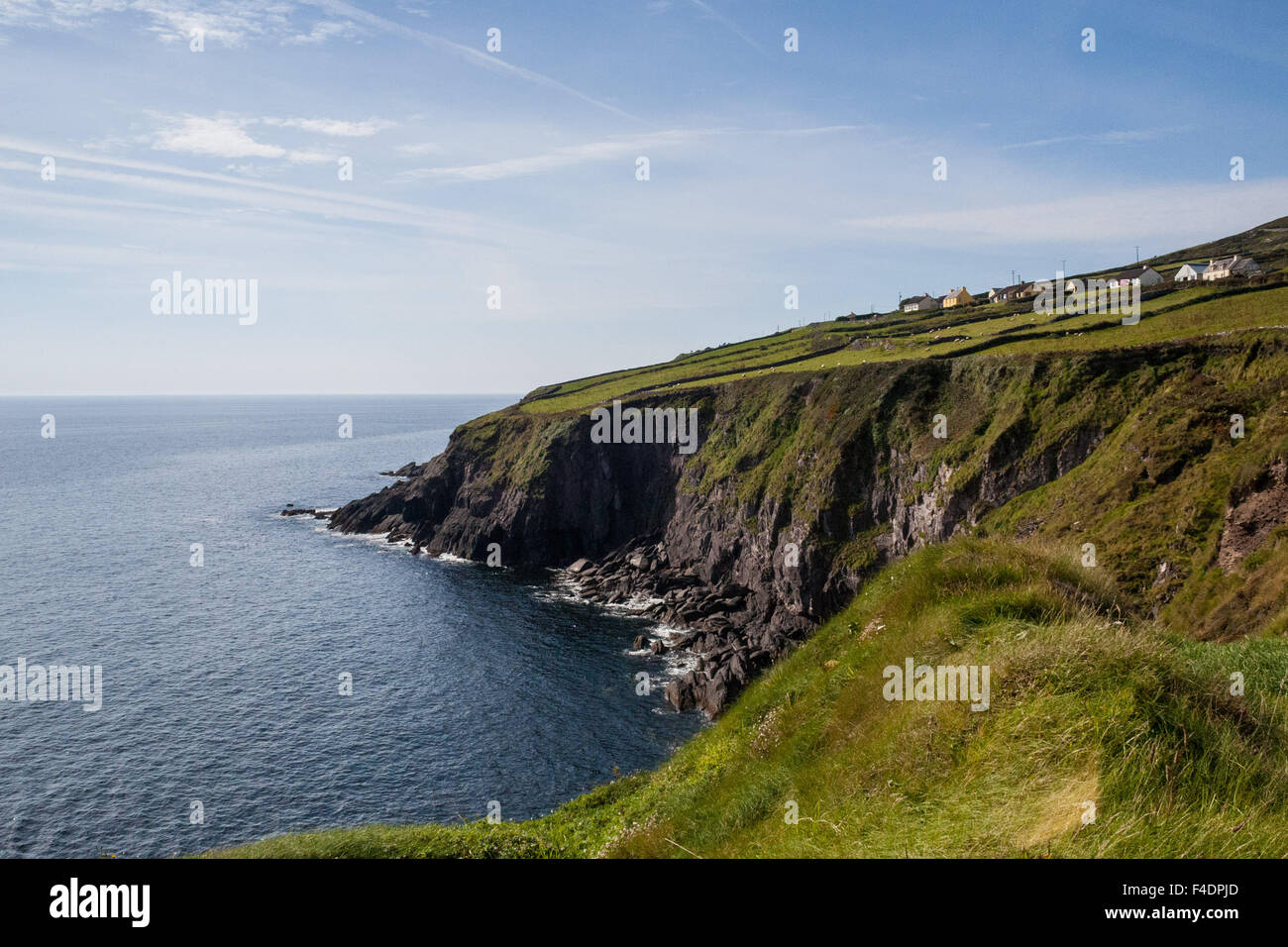 Die zerklüftete Küste und die grünen Hügel Irlands. Eine wunderschöne zerklüftete Landschaft. Stockfoto