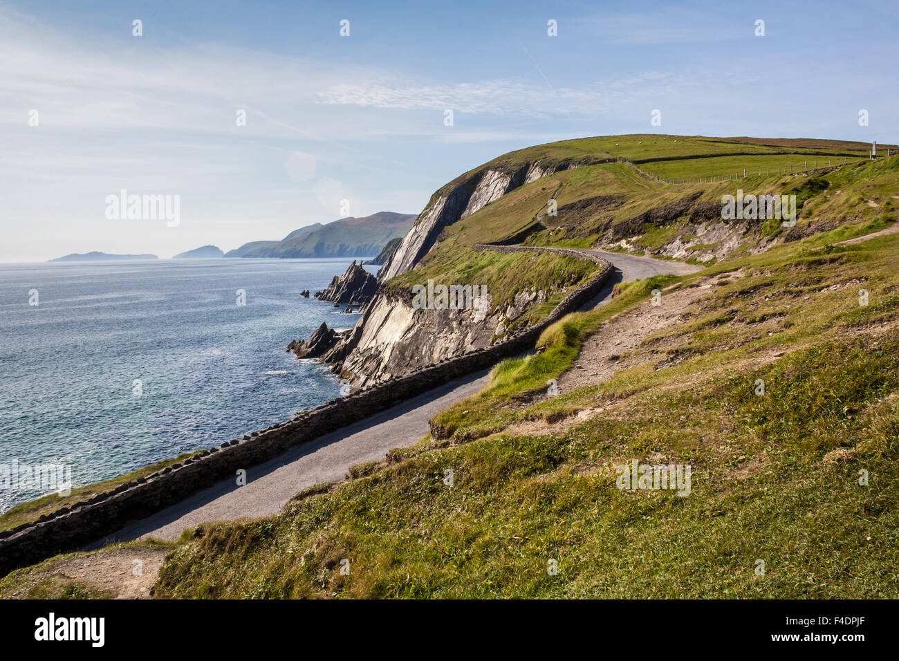 Die zerklüftete Küste und die grünen Hügel Irlands. Eine wunderschöne zerklüftete Landschaft. Stockfoto