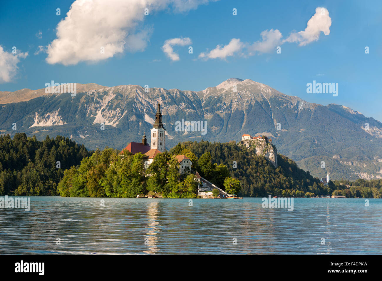 Insel im Bleder See an einem sonnigen Tag, Slowenien Stockfoto