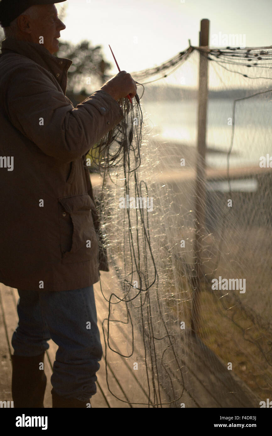 Ein Mann mit einem Fischernetz. Stockfoto
