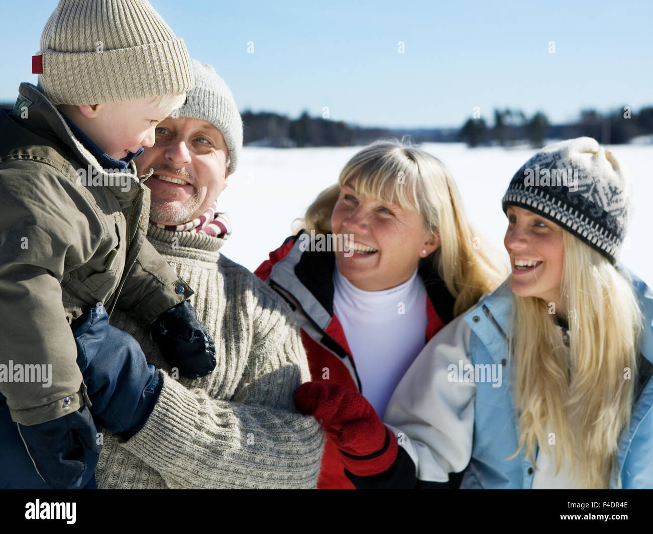 Porträt von Großeltern mit Enkeln. Stockfoto