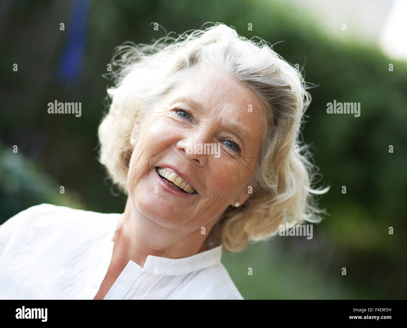 Porträt einer lächelnden Frau. Stockfoto