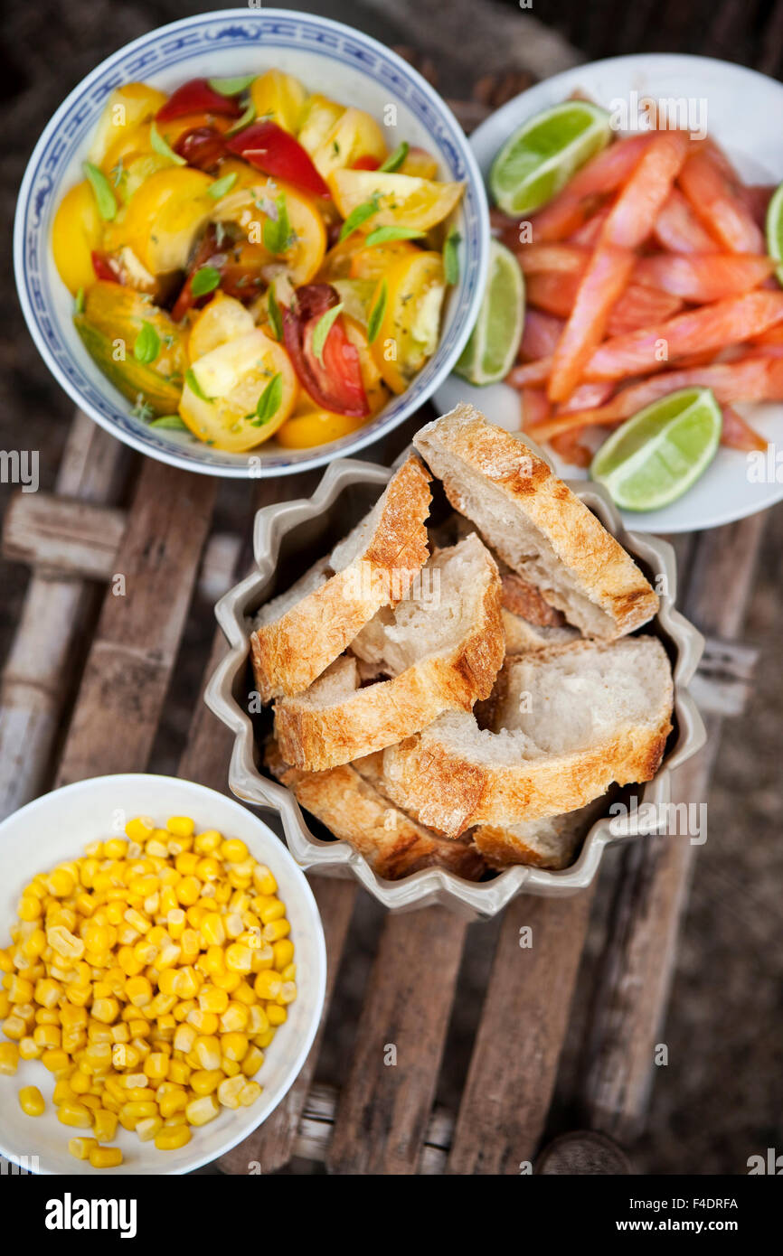 Salat, Mais und Lachs für den brunch Stockfoto