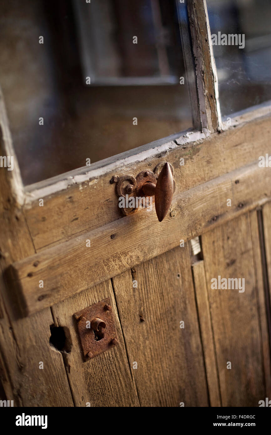 Der Griff einer alten Holztür in einem französischen Bauernhof hautnah Stockfoto