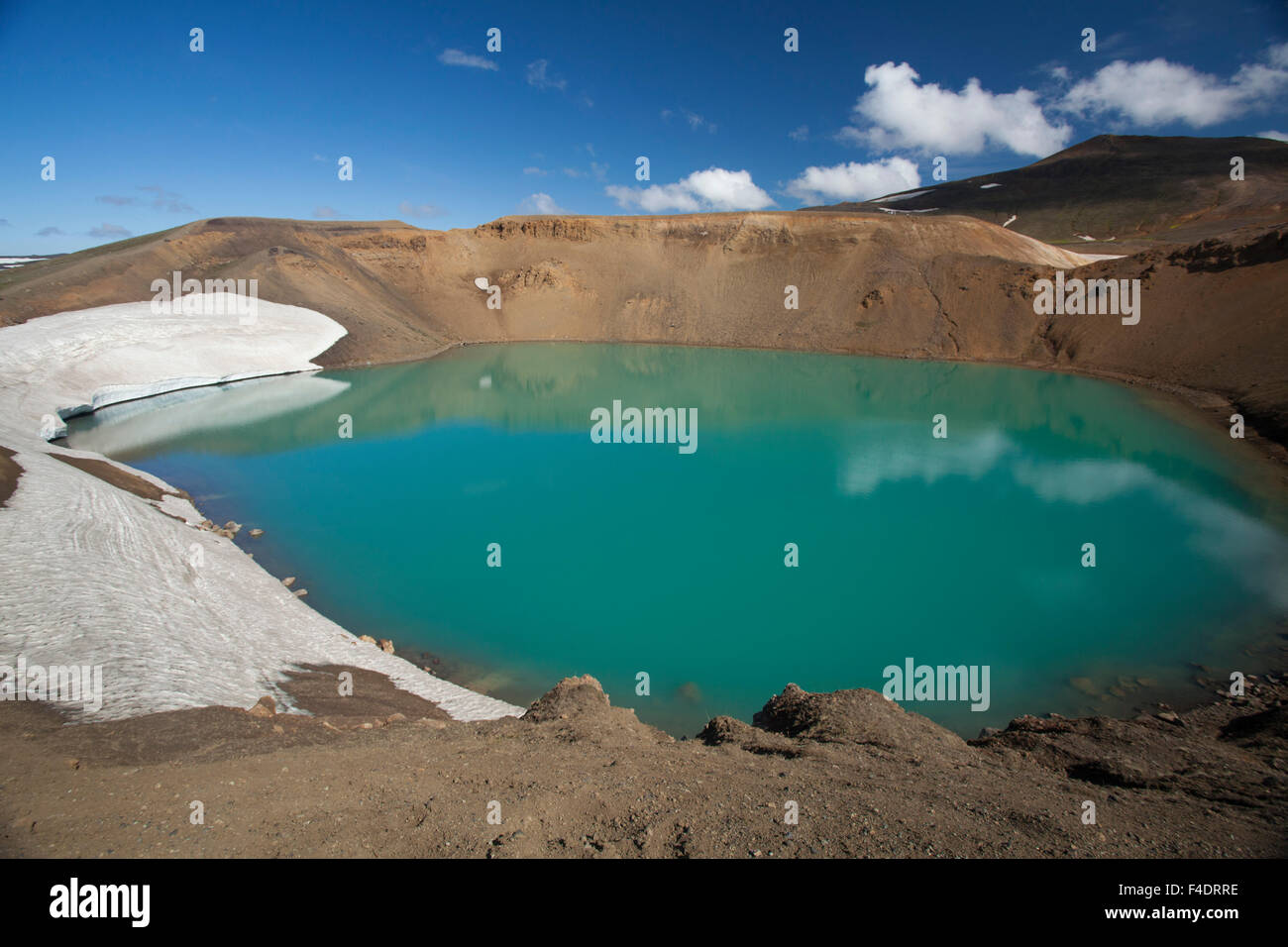 Ein türkisfarbener Pool füllt Viti Krater, Krafla Vulkangebiet, Myvatn, Nordhurland Eystra, Island. Stockfoto