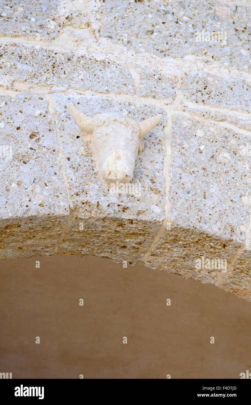 Europa, Spanien, Andalusien, Provinz Malaga, Ronda. Geschnitzte Stierkopf über einen Bogen, Plaza de Toros (Stierkampfarena). Stockfoto