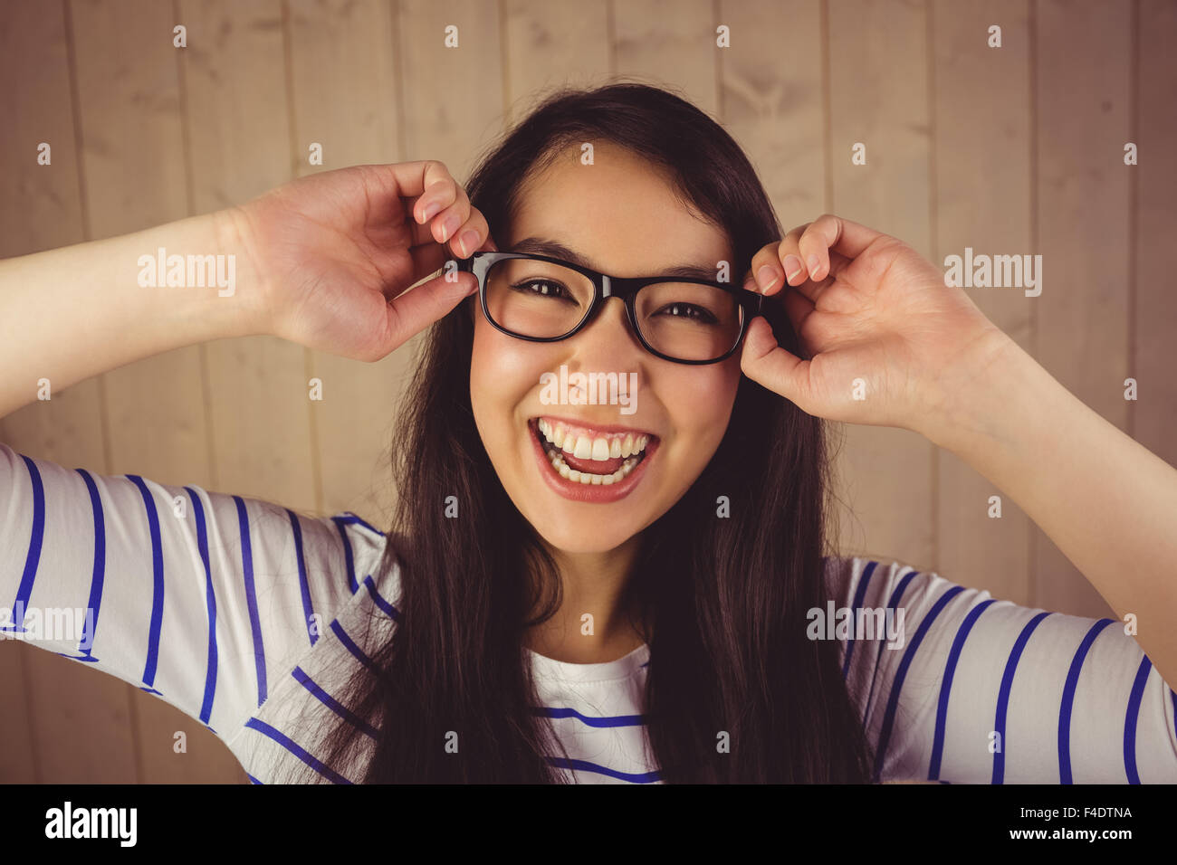 Attraktive Frau posiert für die Kamera Lächeln Stockfoto
