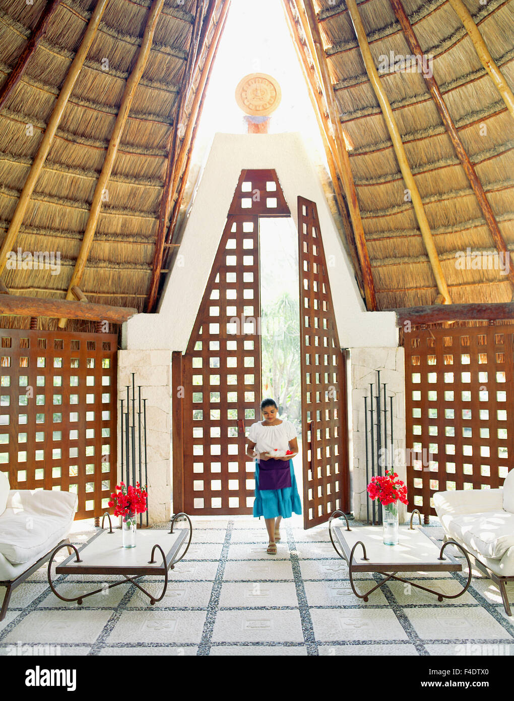 Ein mexikanischer Mitarbeiter führt durch die wichtigsten Wellnessbereichs im Maroma Spa and Resort. Riviera Maya, Yucatan, Mexiko. Stockfoto