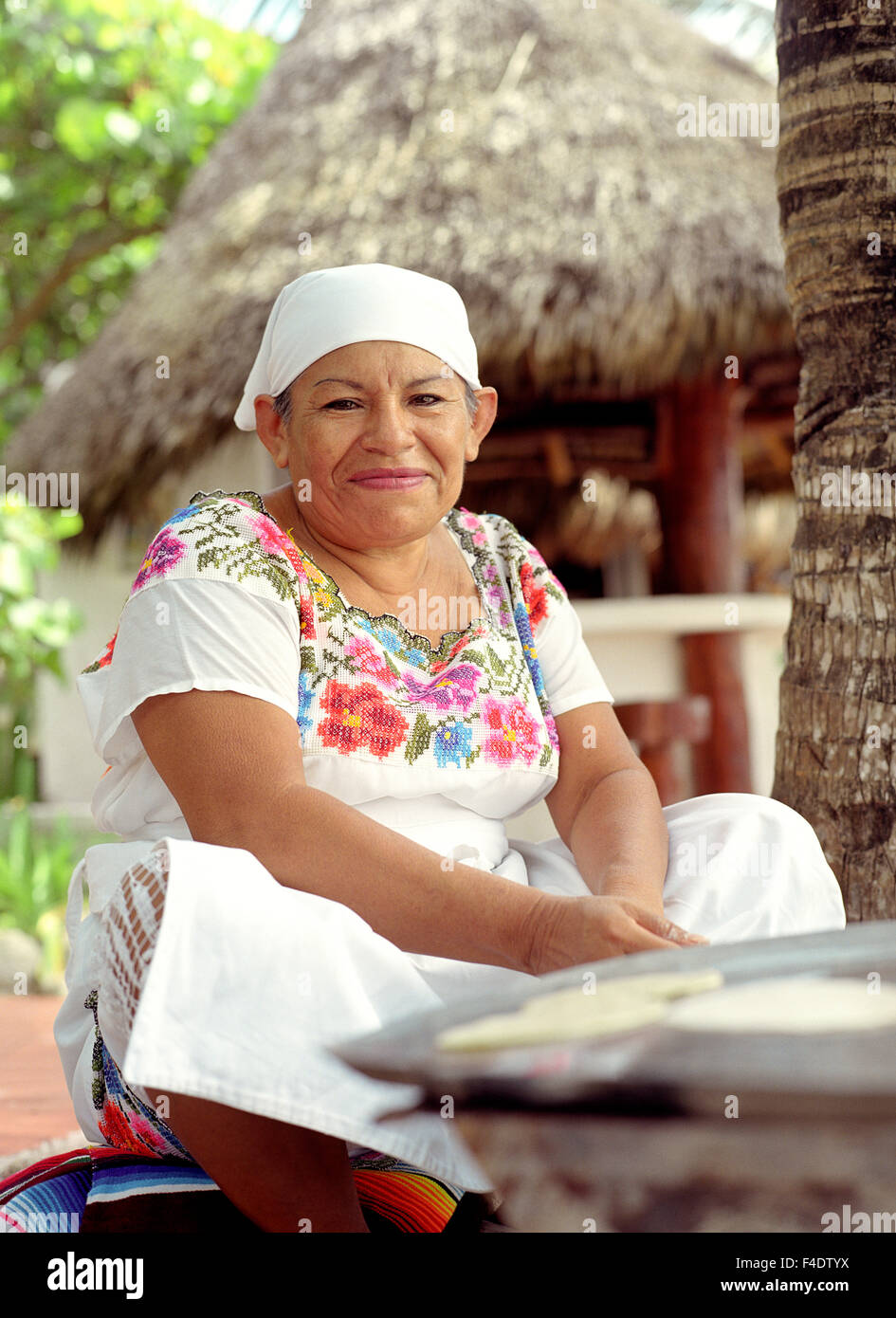 Eine Mexikanerin macht Tortillas am Strand im Maroma Spa und Resort.Riviera Maya, Yucatan, Mexiko, Stockfoto