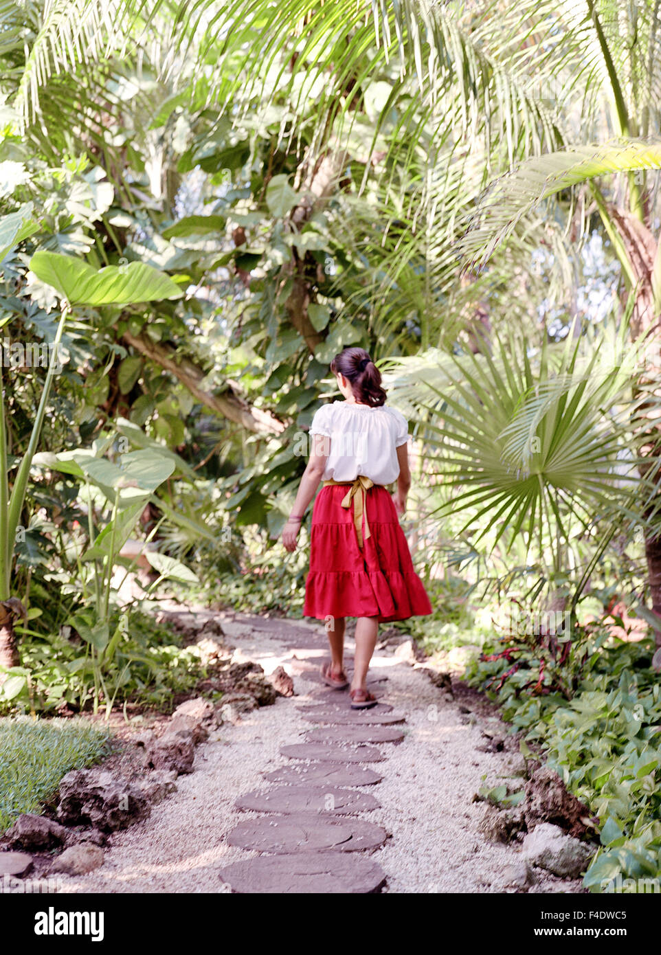 Ein Bediensteter Fuß einen Weg im Maroma Spa and Resort. Riviera Maya, Yucatan, Mexiko. Stockfoto