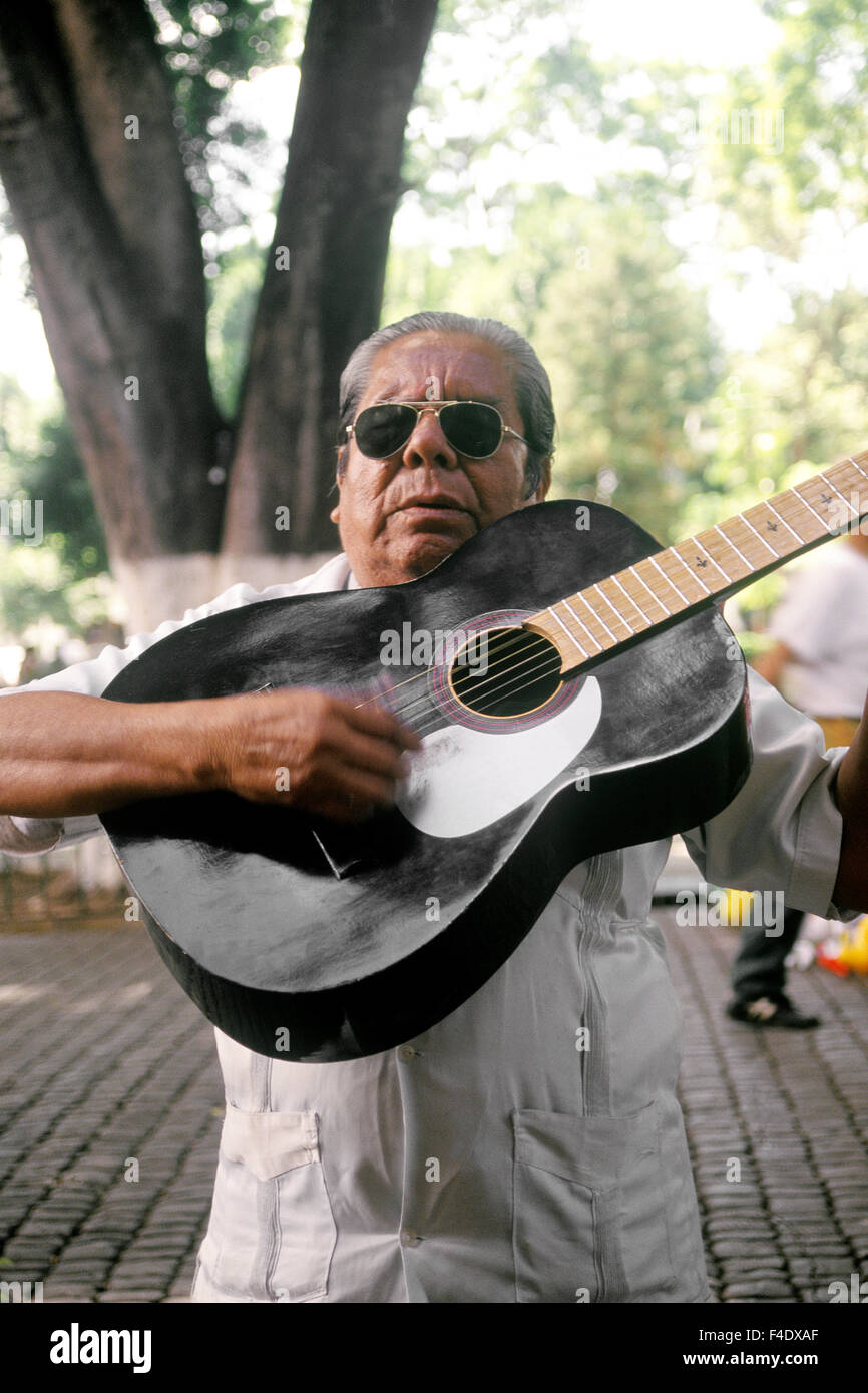 Eine Gitarrist führt auf dem Hauptplatz der Stadt Oaxaca. Oaxaca-Stadt. Oaxaca, Mexiko. Stockfoto