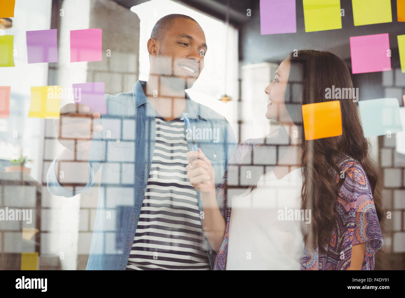 Kreatives Team diskutieren über Haftnotizen Stockfoto