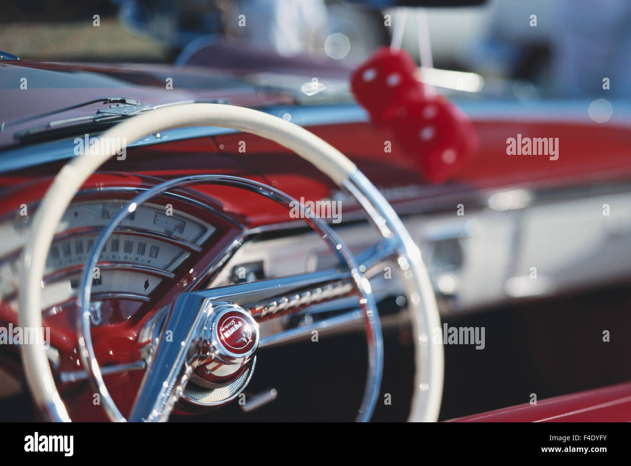 Nahaufnahme des Lenkrades im Oldtimer. (Großformatige Größen erhältlich) Stockfoto