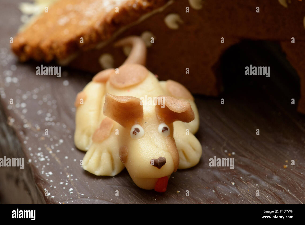 Marzipan-Hund, in Lebkuchendorf Stockfotografie - Alamy