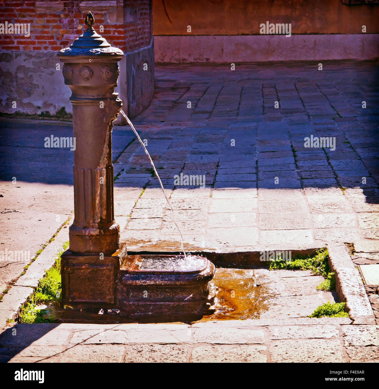 Venedig, Italien - Eisen alte öffentliche Brunnen bietet Erfrischung für Touristen an sonnigen Sommertagen Stockfoto